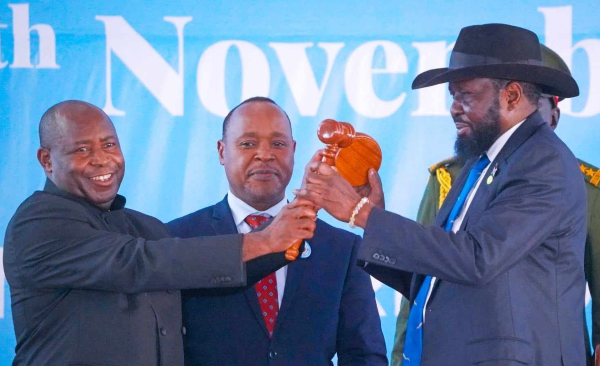 Salva Kiir takes over the chairmanship of the East African Community from President Evariste Ndayishimiye of Burundi. Pic: @SouthSudanGov